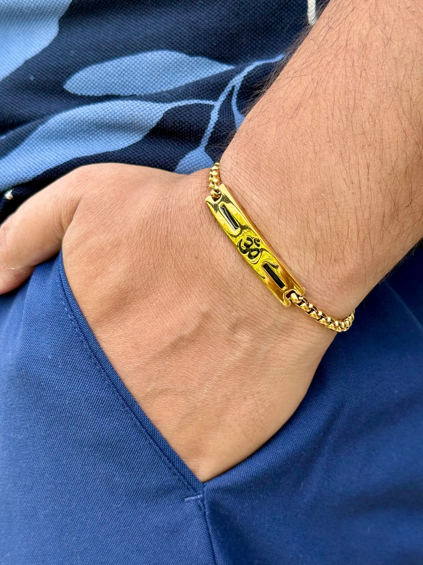 Premium Om Loose Gold Bracelet For Men With Black Line Pattern (8 Inch)